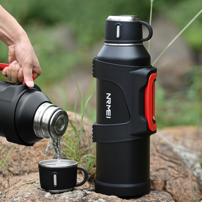 Outdoor Camping Water Jug - ステンレス鋼製断熱ジャグ、ティーフィルター付き、屋外用ポータブル魔法瓶、大容量魔法瓶、キャンプやハイキング用ウォータージャグ